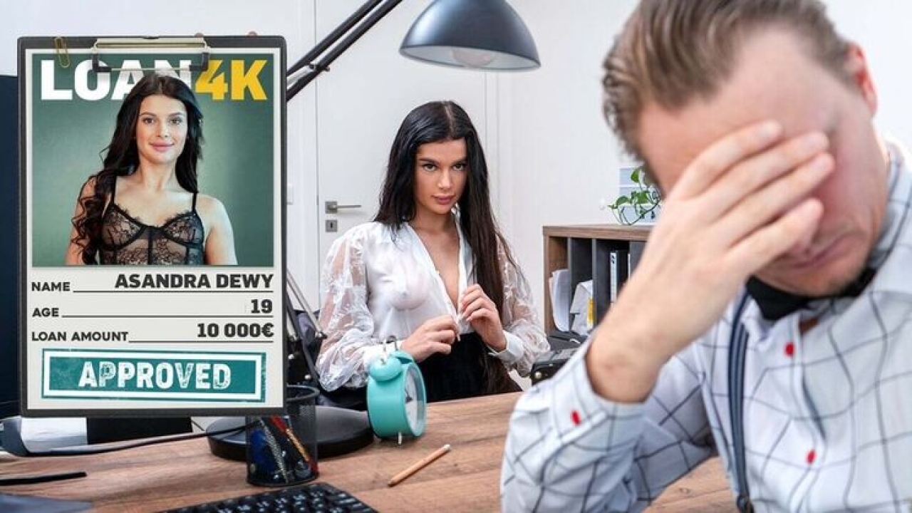 Genç Kızla Ofis Masasında Sikişiyor